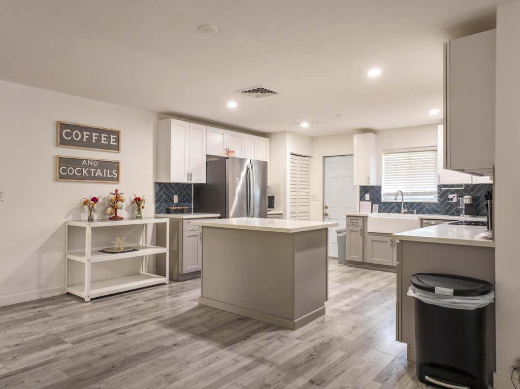 Photo of 1004 SW 19th Street, Fort Lauderdale, FL 33315 (MLS # B26051010)