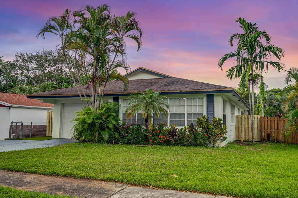 Photo of 1004 SW 19th Street, Fort Lauderdale, FL 33315 (MLS # B26051010)