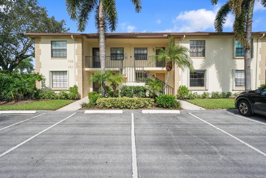 Photo of 101 Pinecrest Circle #B, Jupiter, FL 33458 (MLS # R10915972)