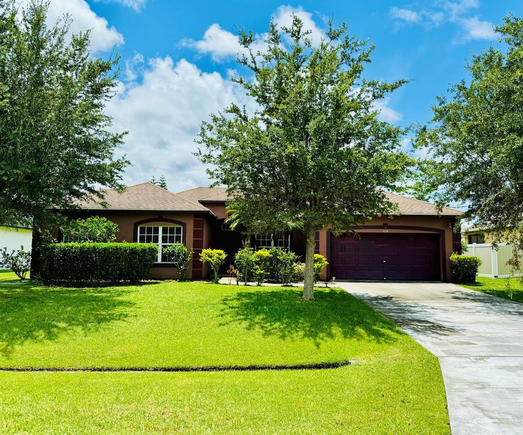 Photo of 6126 NW East Deville Circle, Port St Lucie, FL 34986 (MLS # R11002393)