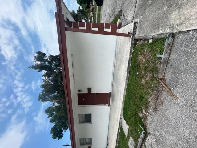 2 bedrooms 1 bathroom property located in the Lake Park Community. It is conveniently located near shops and downtown west palm beach.