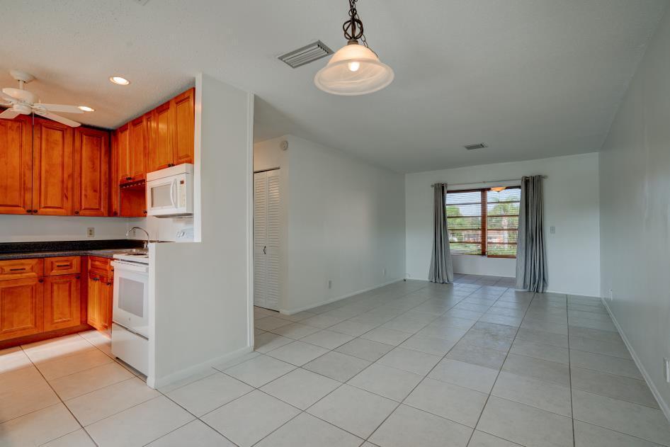 VILLAGE ROYALE CONDO 1 - Residential