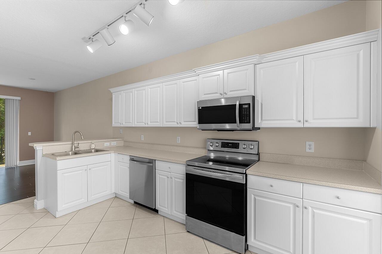 CAROLINA TRACE TOWNHOMES - Residential