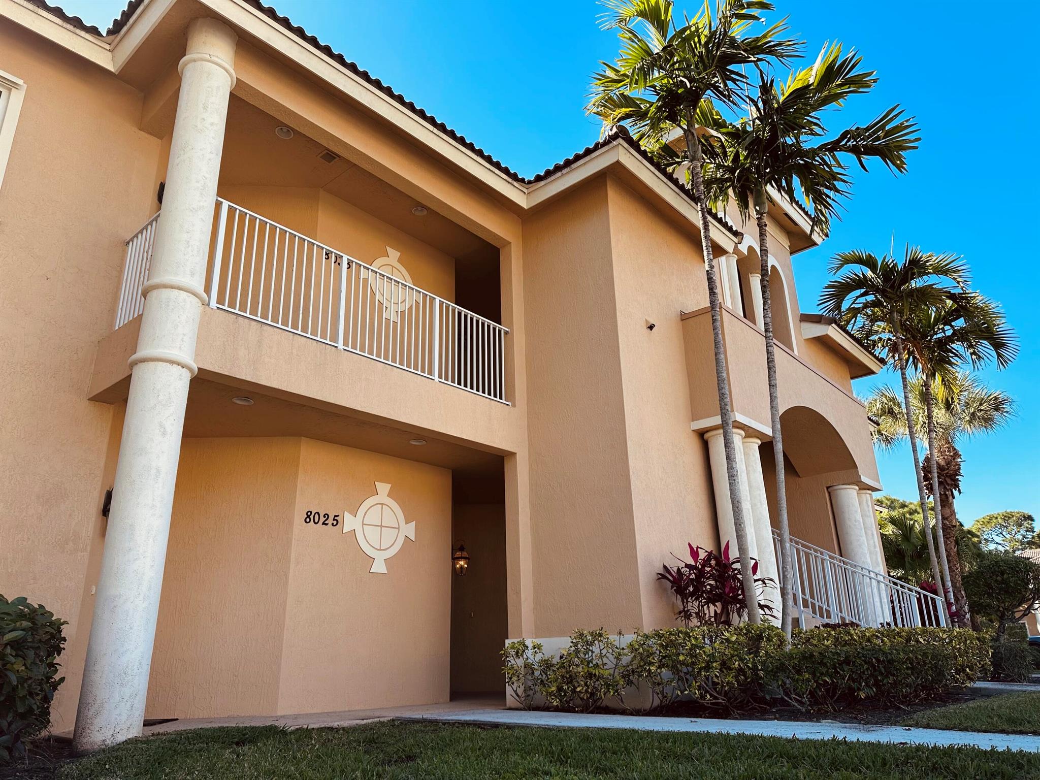 First floor furnished studio located in Castle Pines PGA, a gated community with resort style amenities. Rent includes electric, water and basic cable. This is an annual lease for Side B only, a studio with no kitchen, centrally located, great for commuters close to shopping, restaurants , and more. Side B and Side A share the laundry room, electric meter, internet , mailbox and cable.