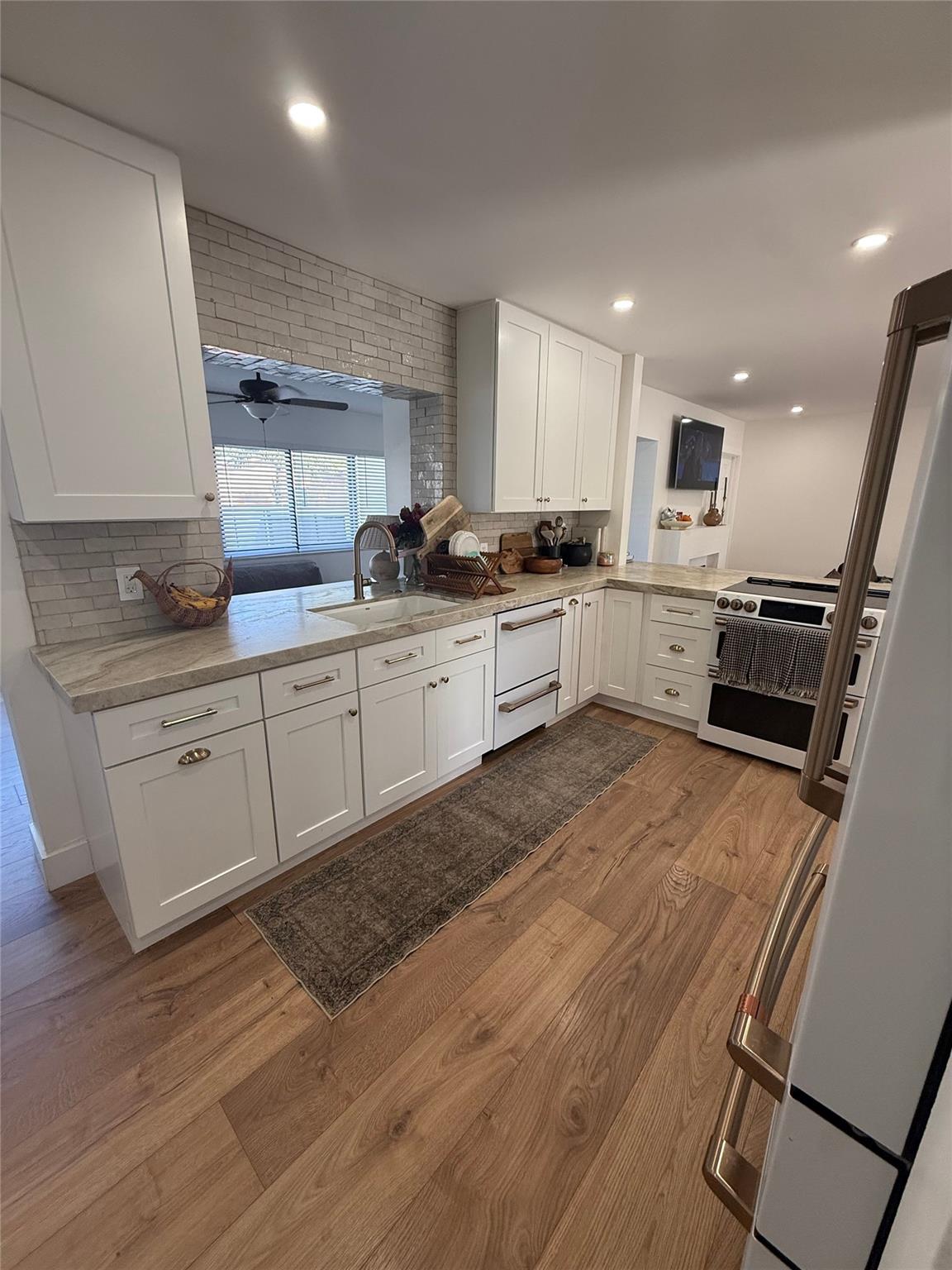 RAINBOW LAKES 77-28 B - Residential