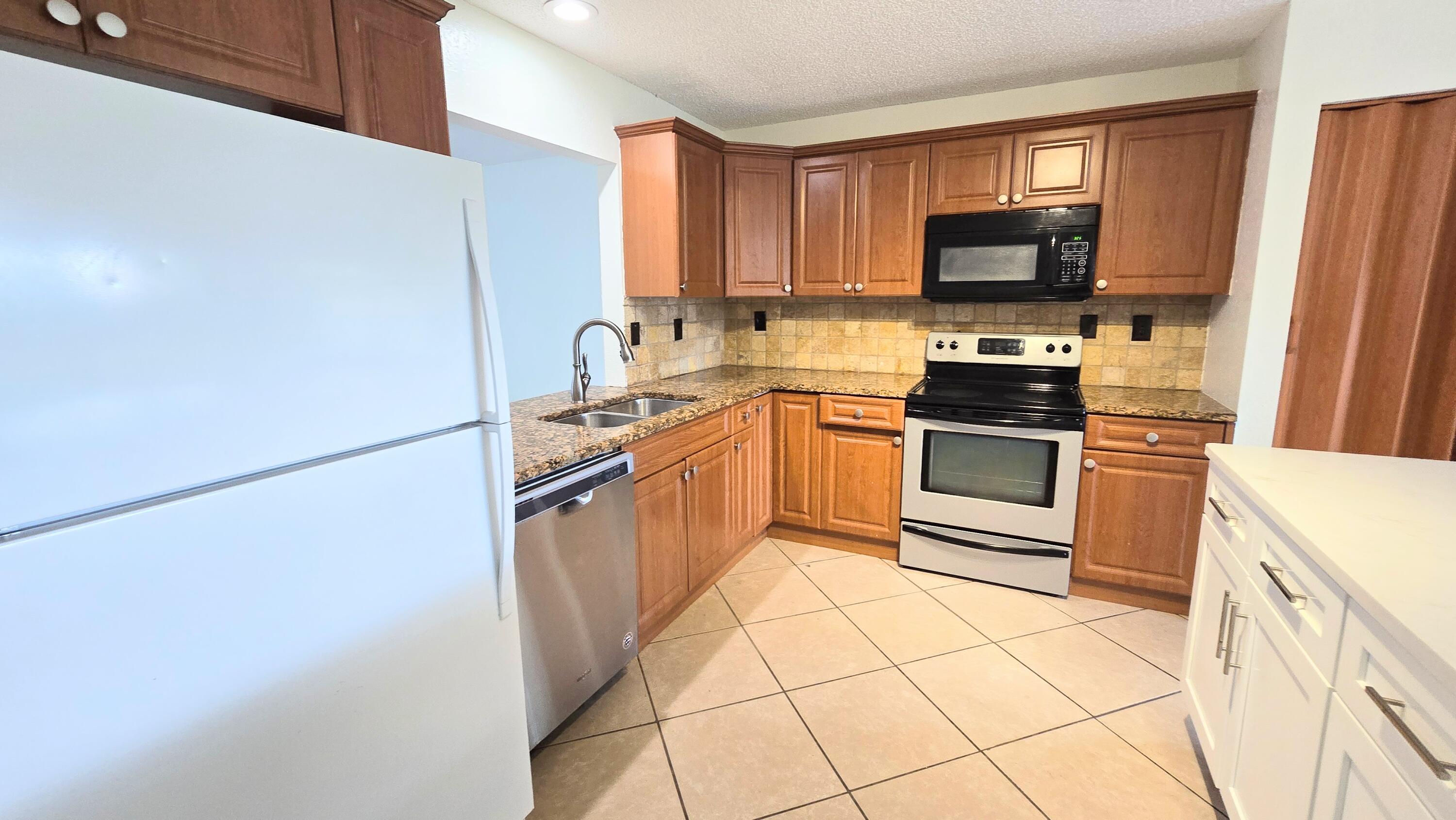 CORAL SPRINGS UNIVERSITY DRIVE - Residential Lease