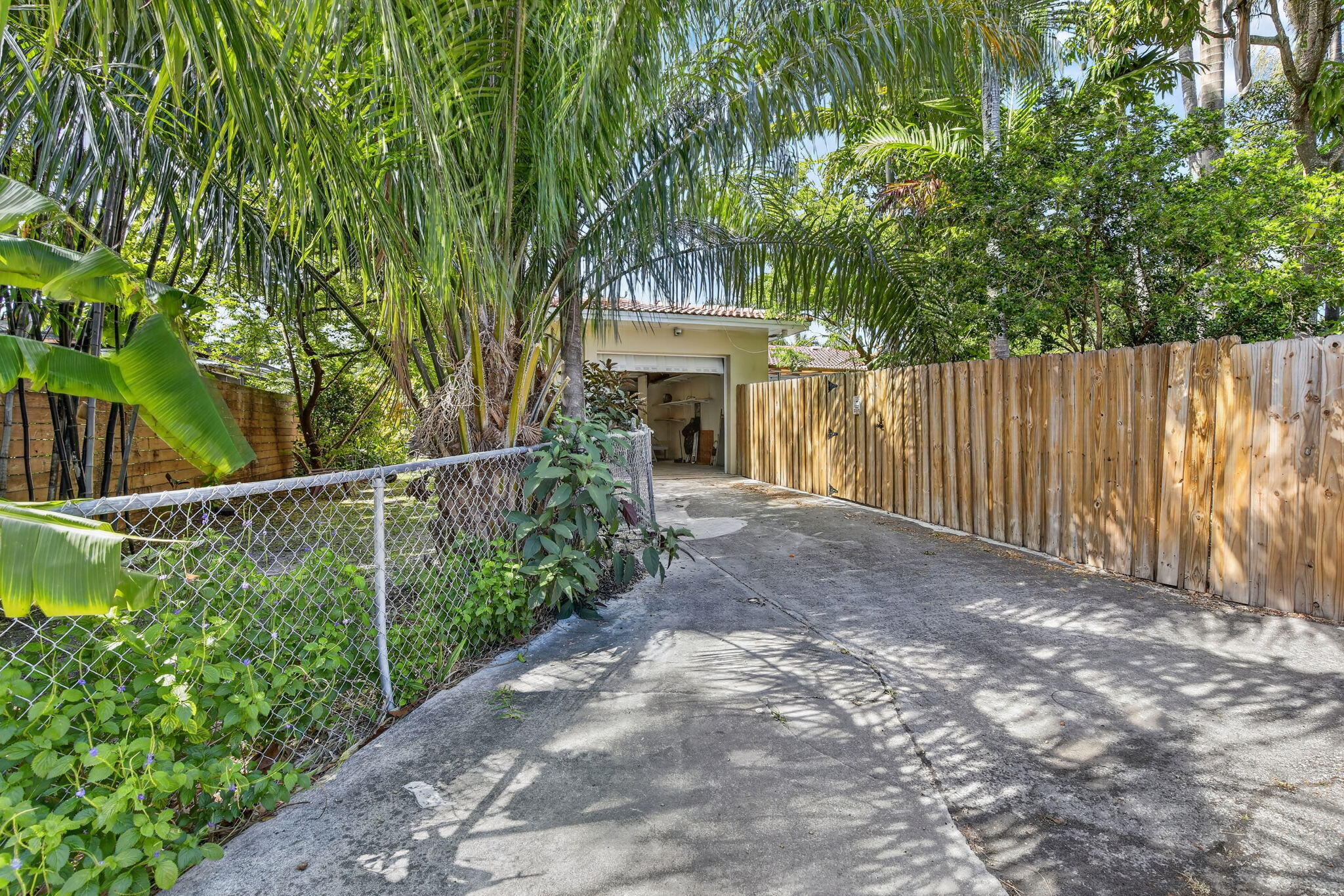 HOLLYWOOD LAKES SECTION - Residential