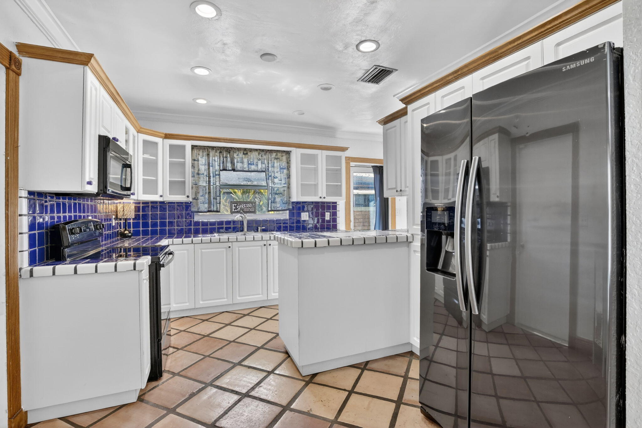 HOLLYWOOD LAKES SECTION - Residential