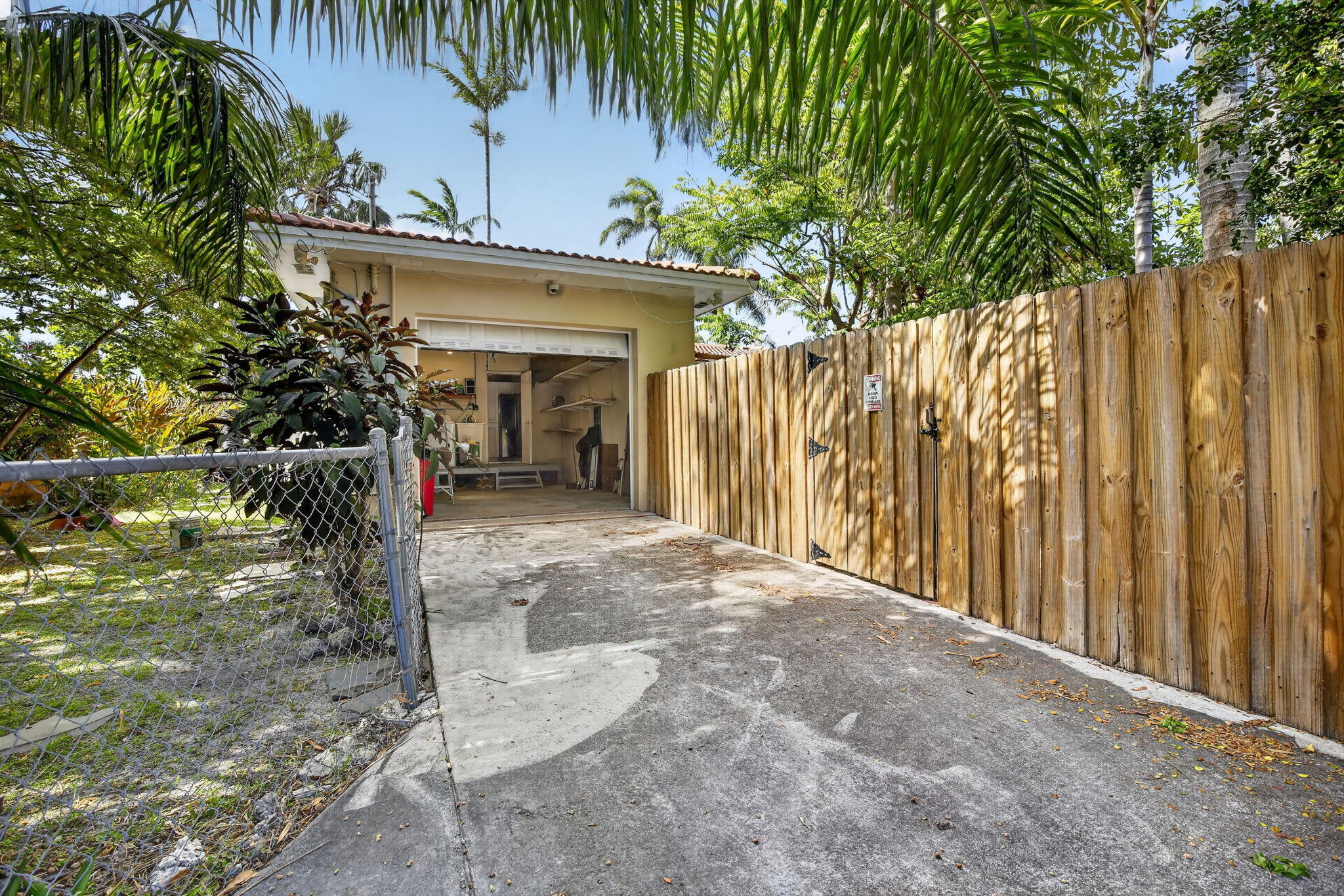 HOLLYWOOD LAKES SECTION - Residential