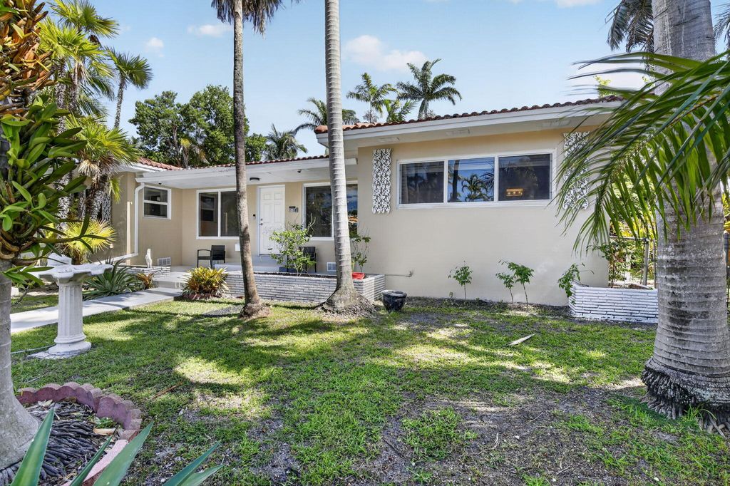Photo of 742 Hollywood Boulevard, Hollywood, FL 33019 (MLS # B26031898)