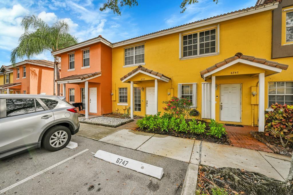 Totally upgraded 2 bedroom 2.5 bath townhouse located in the sought-after community Sienna Club. This modern unit features upgraded shaker cabinets, granite counter-top, SS appliances, upgraded bathrooms full size washer and dryer inside the unit, a tranquil patio area and community pool. Close to great restaurants, shopping and worship. This is a must see!
