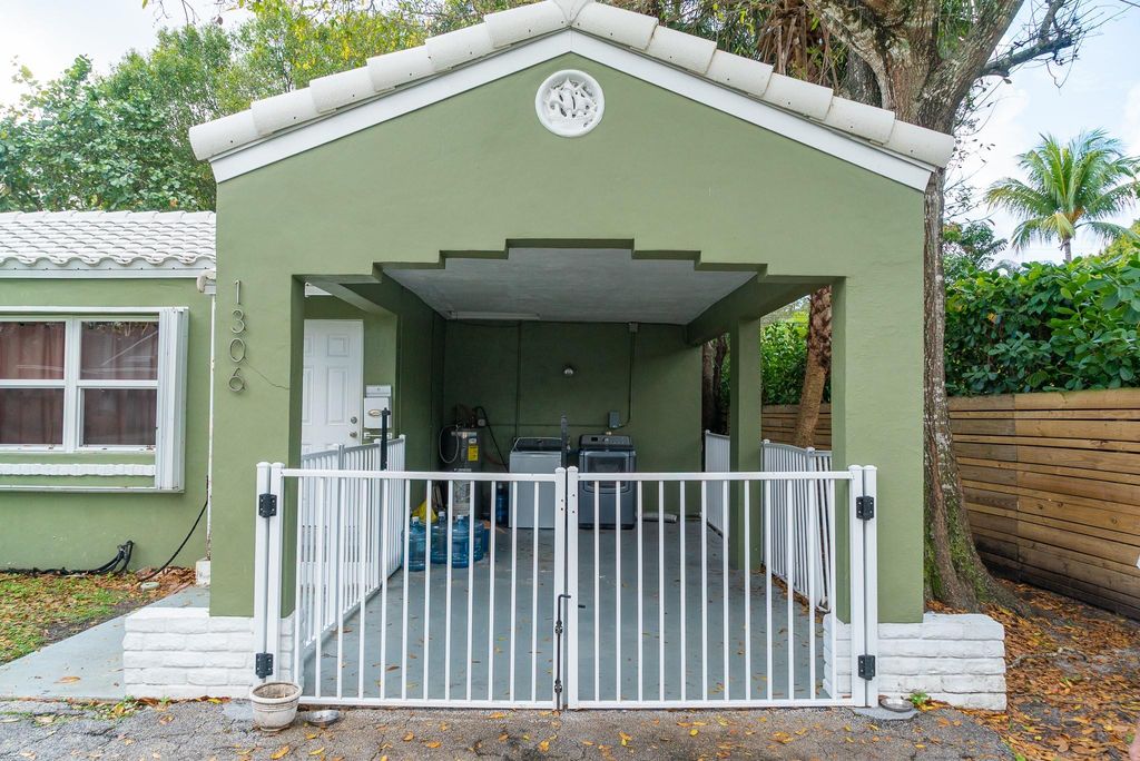 Photo of 1306 SW 18th St, Fort Lauderdale, FL 33315 (MLS # F10540912)