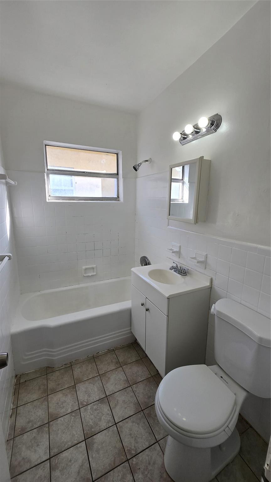 Airport Vista 18-21 B - Residential Lease