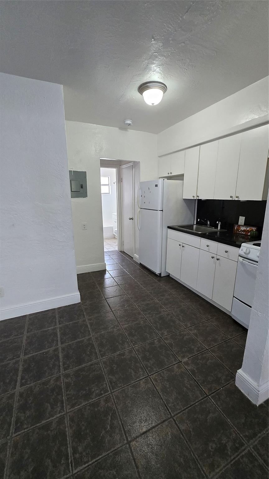 Airport Vista 18-21 B - Residential Lease