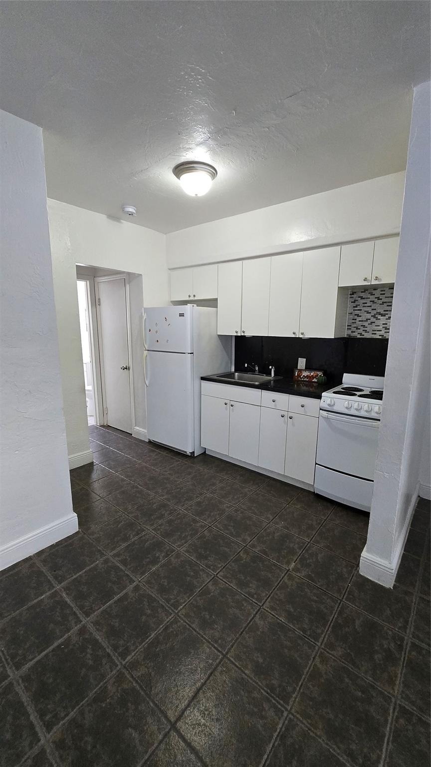 Airport Vista 18-21 B - Residential Lease