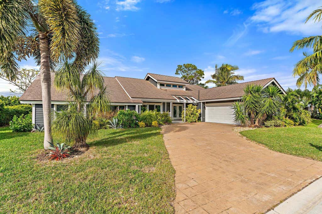 Photo of 10440 SE Jupiter Narrows Drive, Hobe Sound, FL 33455 (MLS # B26036232)