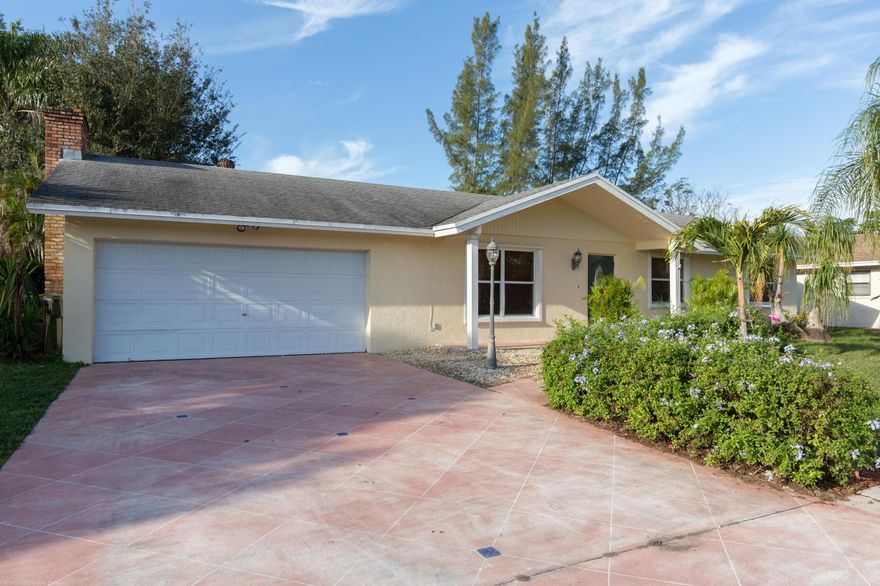 *Rare at this price* Single Family home in the heart of Wellington with NO home owner's association (HOA). Open floor plan with over 2,300 sq ft of total living area. House features 3 bedrooms and 2 bathrooms. Fenced in backyard with a pool, and spa. Walk into an open kitchen with granite counter tops, matching appliances, and electric cook top stove in the center island. Located close to top rated Wellington Schools, shopping centers, restaurants, The Wellington Green mall, movie theater, WEF, and much more! A rated Elbridge Gale Elementary is 1.3 miles away. This house is ready for you to make it a home. Call listing agent for your private tour!