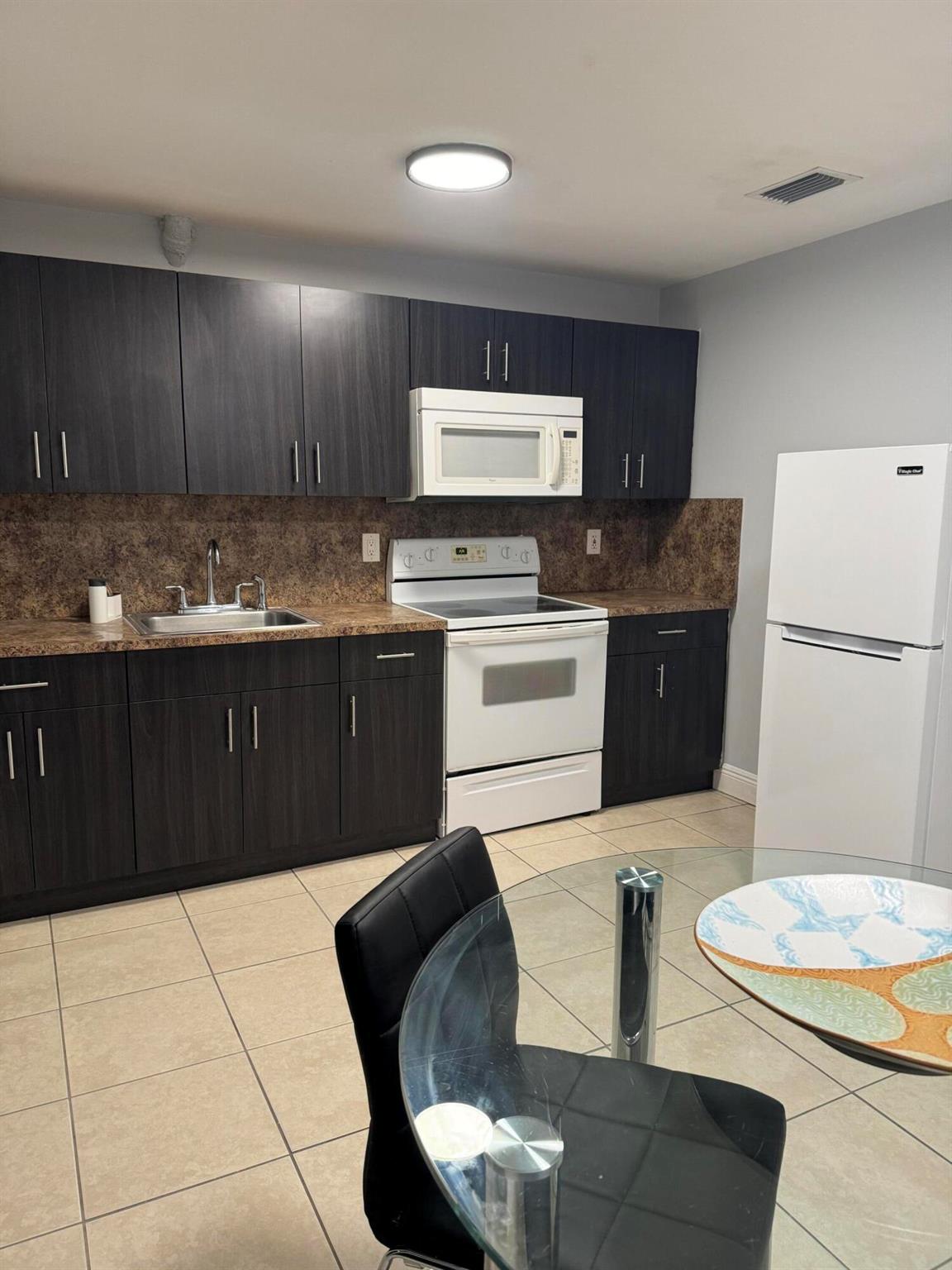 PALM BEACH FARNS CO 7 - Residential Lease