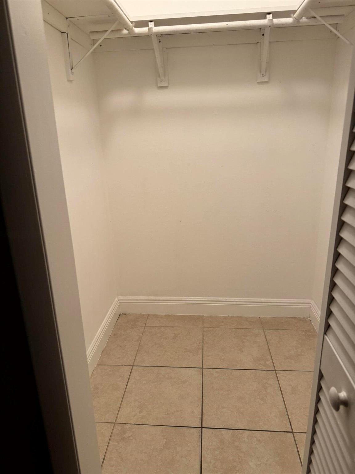 PALM BEACH FARNS CO 7 - Residential Lease