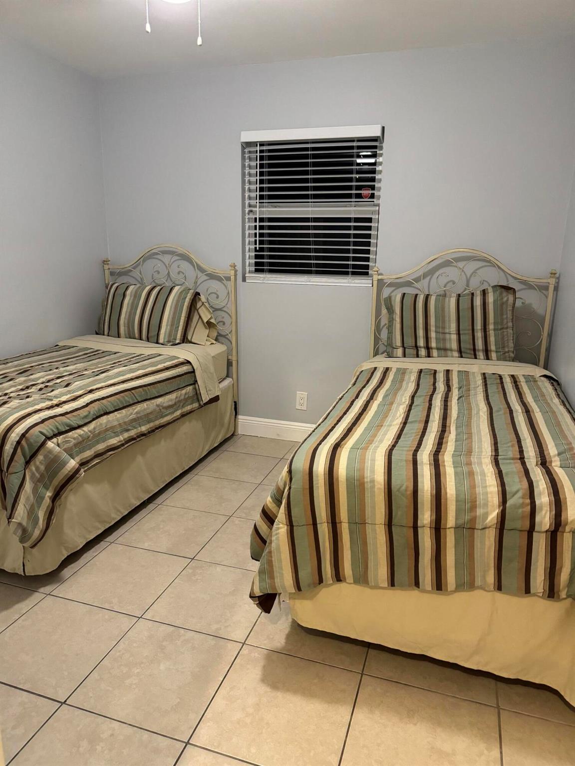 PALM BEACH FARNS CO 7 - Residential Lease