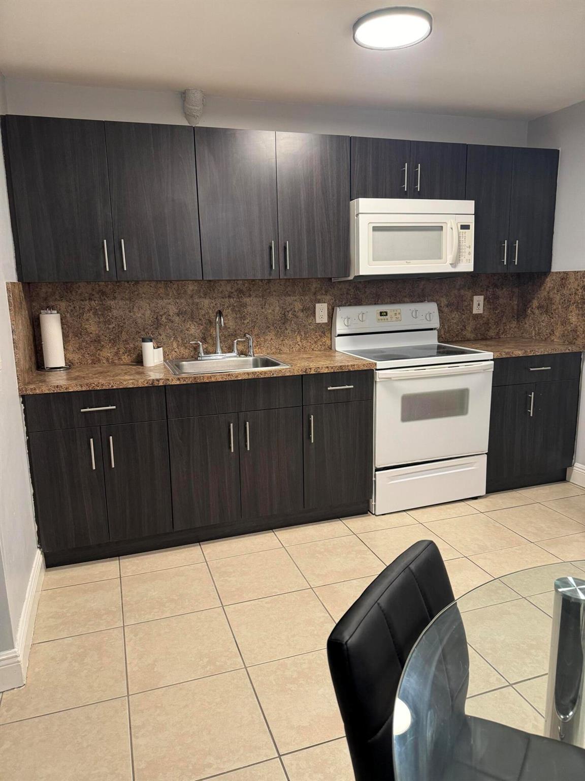 PALM BEACH FARNS CO 7 - Residential Lease