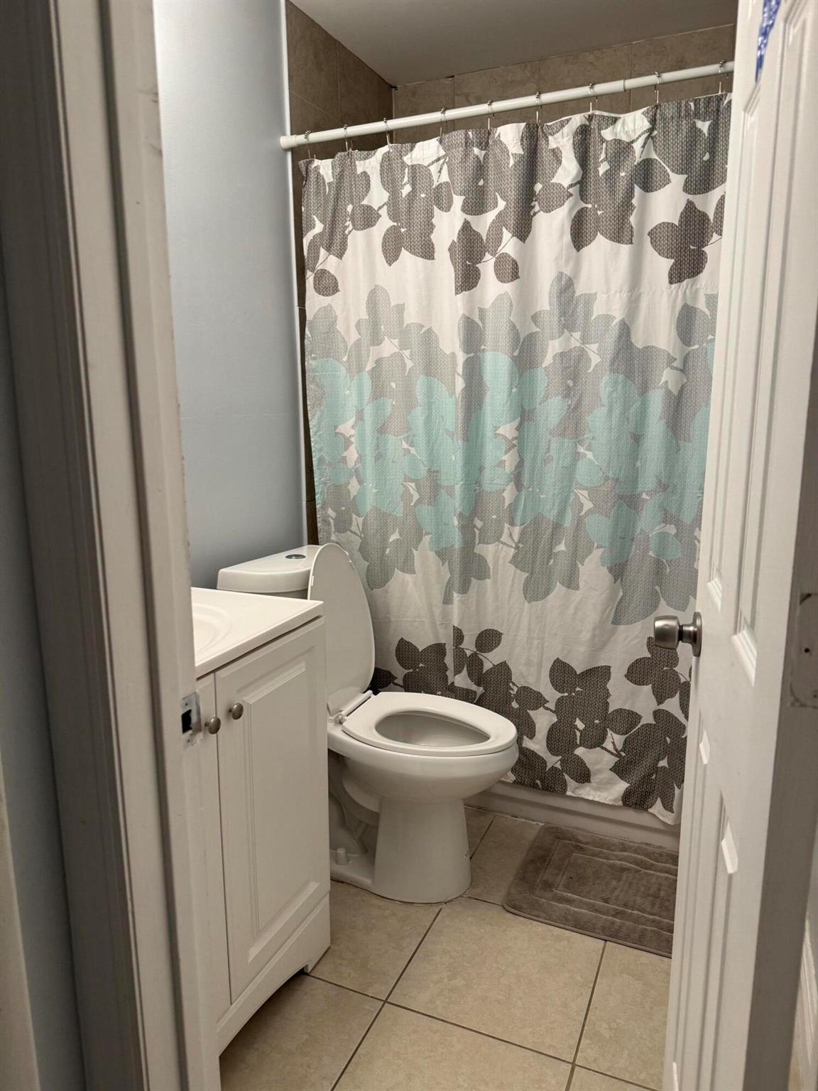 PALM BEACH FARNS CO 7 - Residential Lease