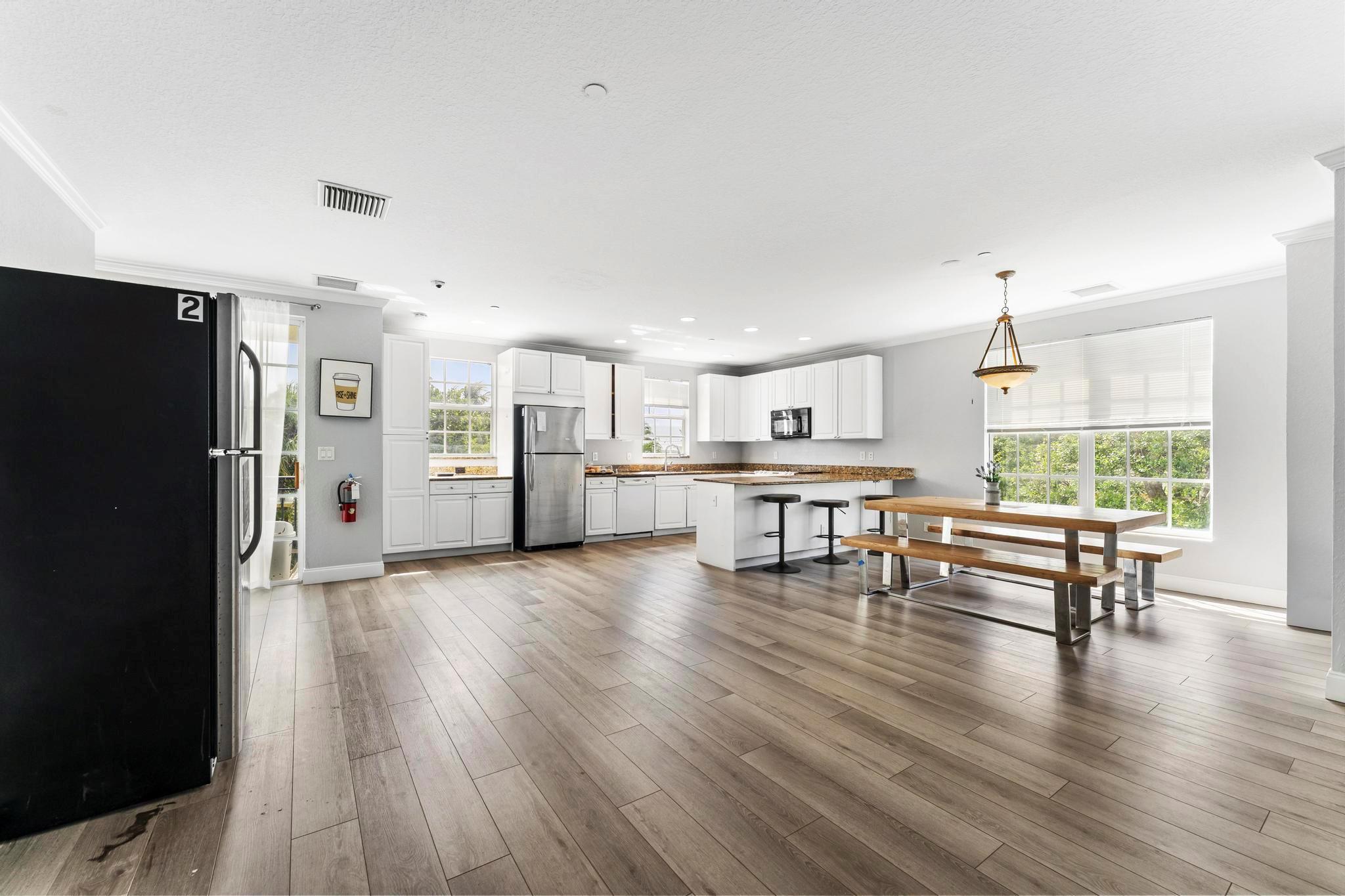 YACHT HARBOR - Residential Income