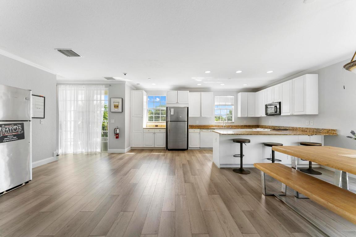 YACHT HARBOR - Residential Income