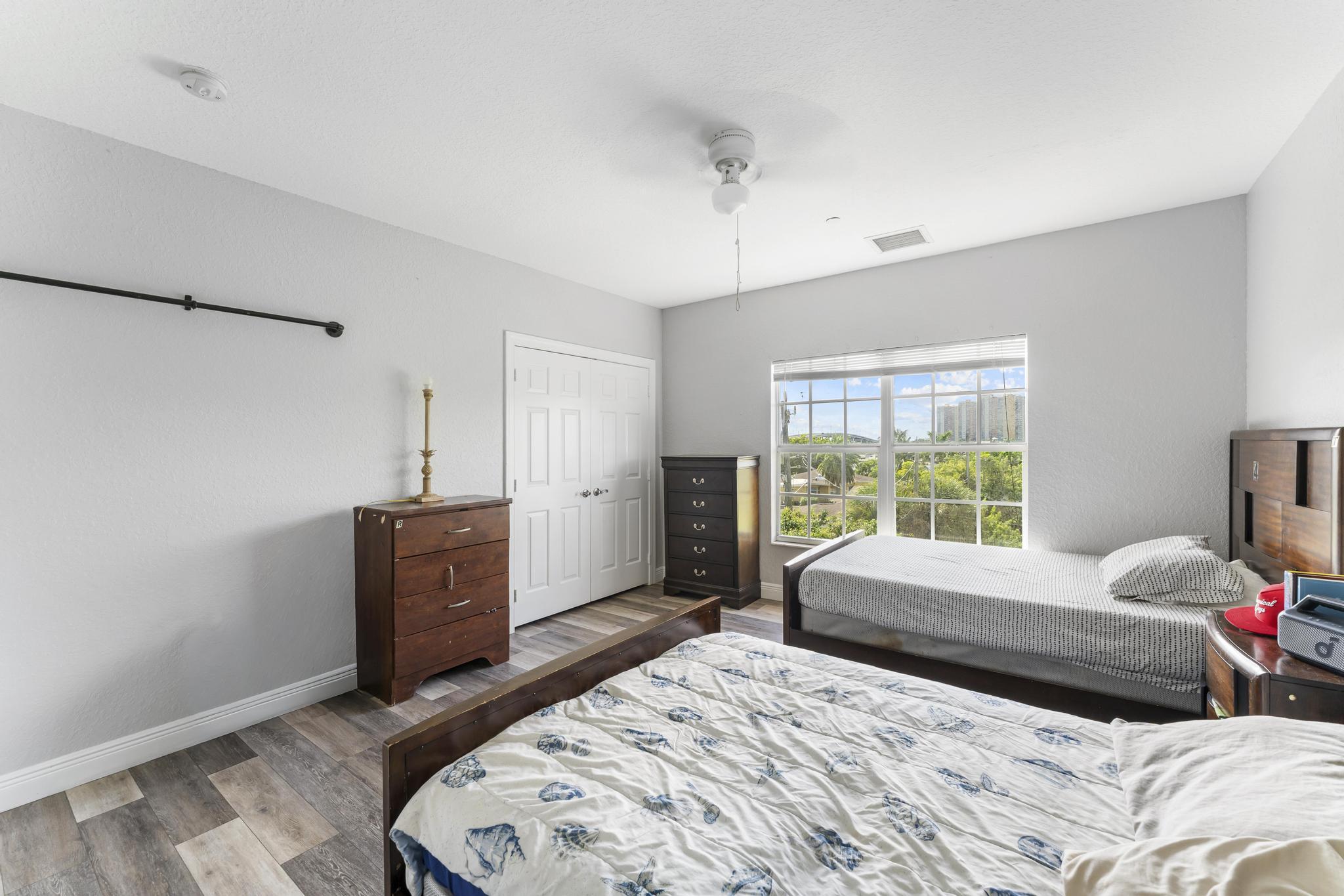 YACHT HARBOR - Residential Income