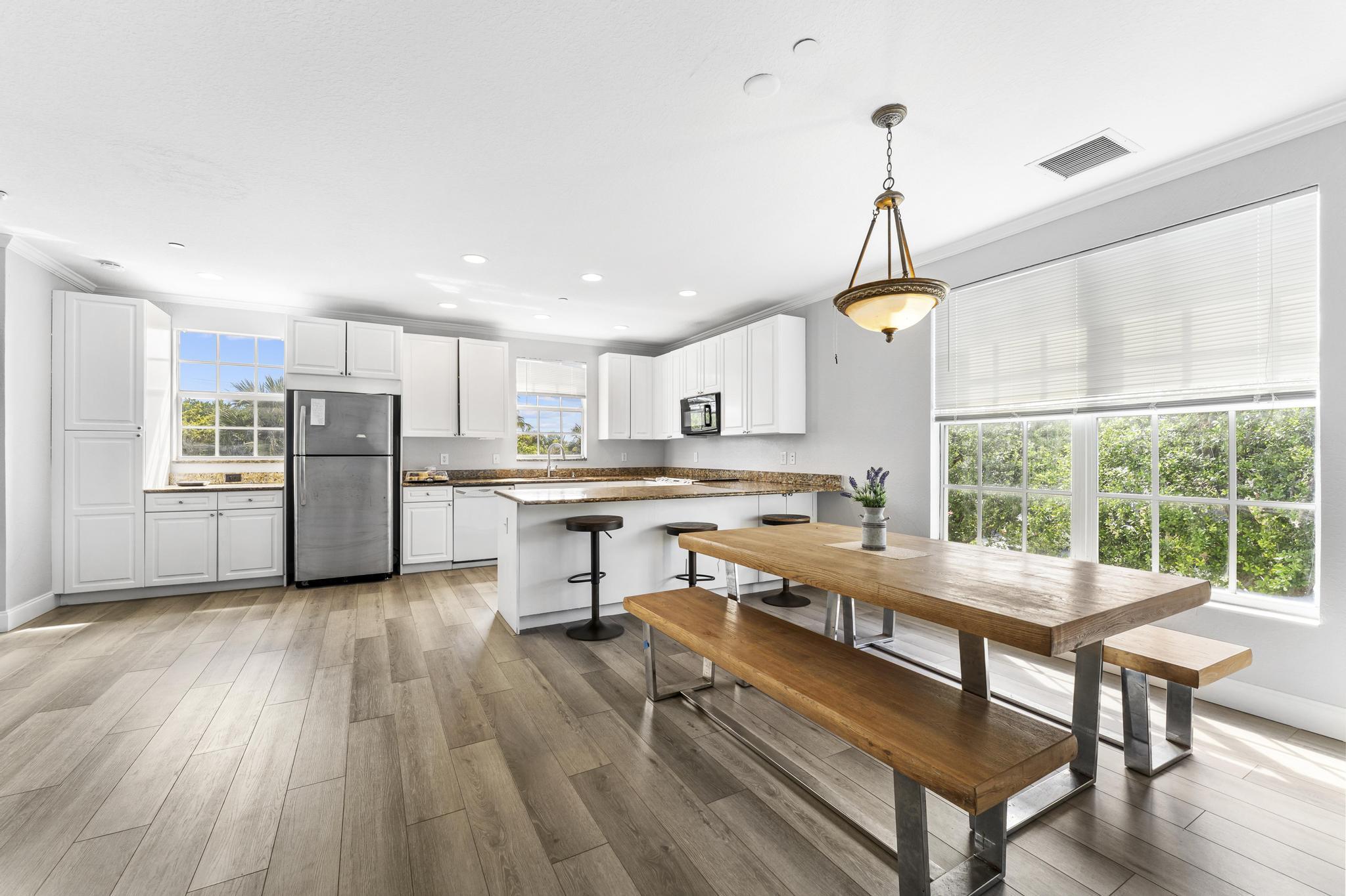 YACHT HARBOR - Residential Income