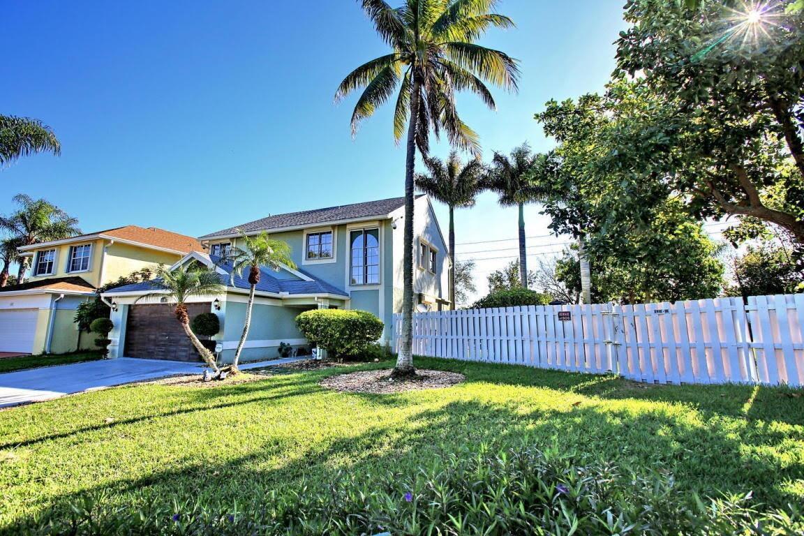 1103 Fairfax Circle W