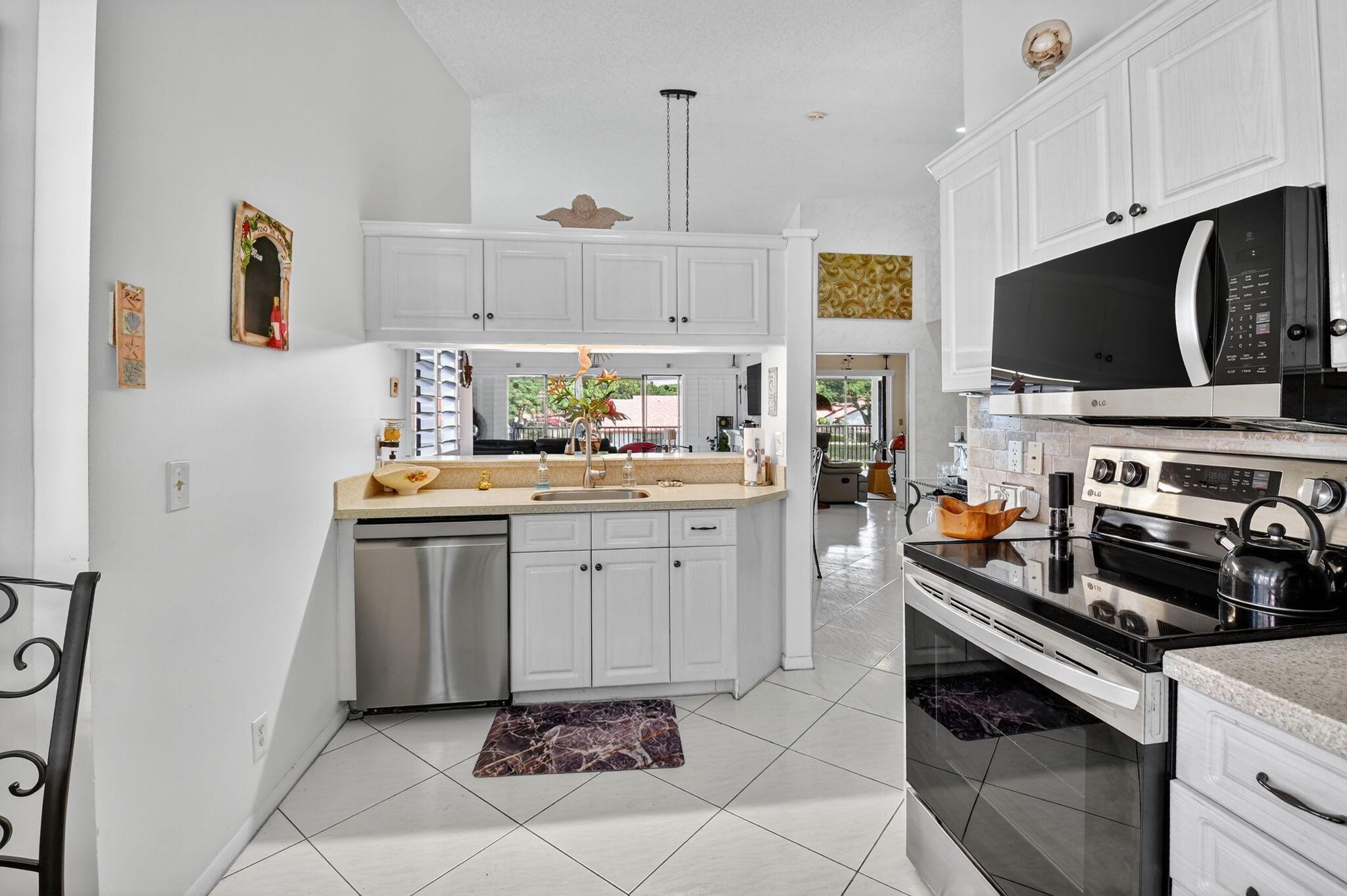 LEXINGTON CLUB VILLAS CON - Residential Lease