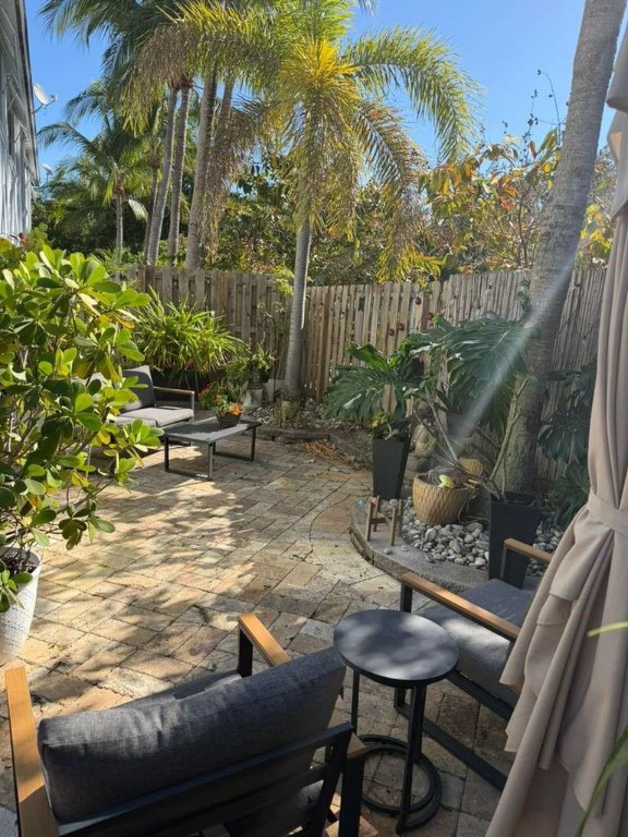 FLORIDIAN ESTATES - Residential Lease