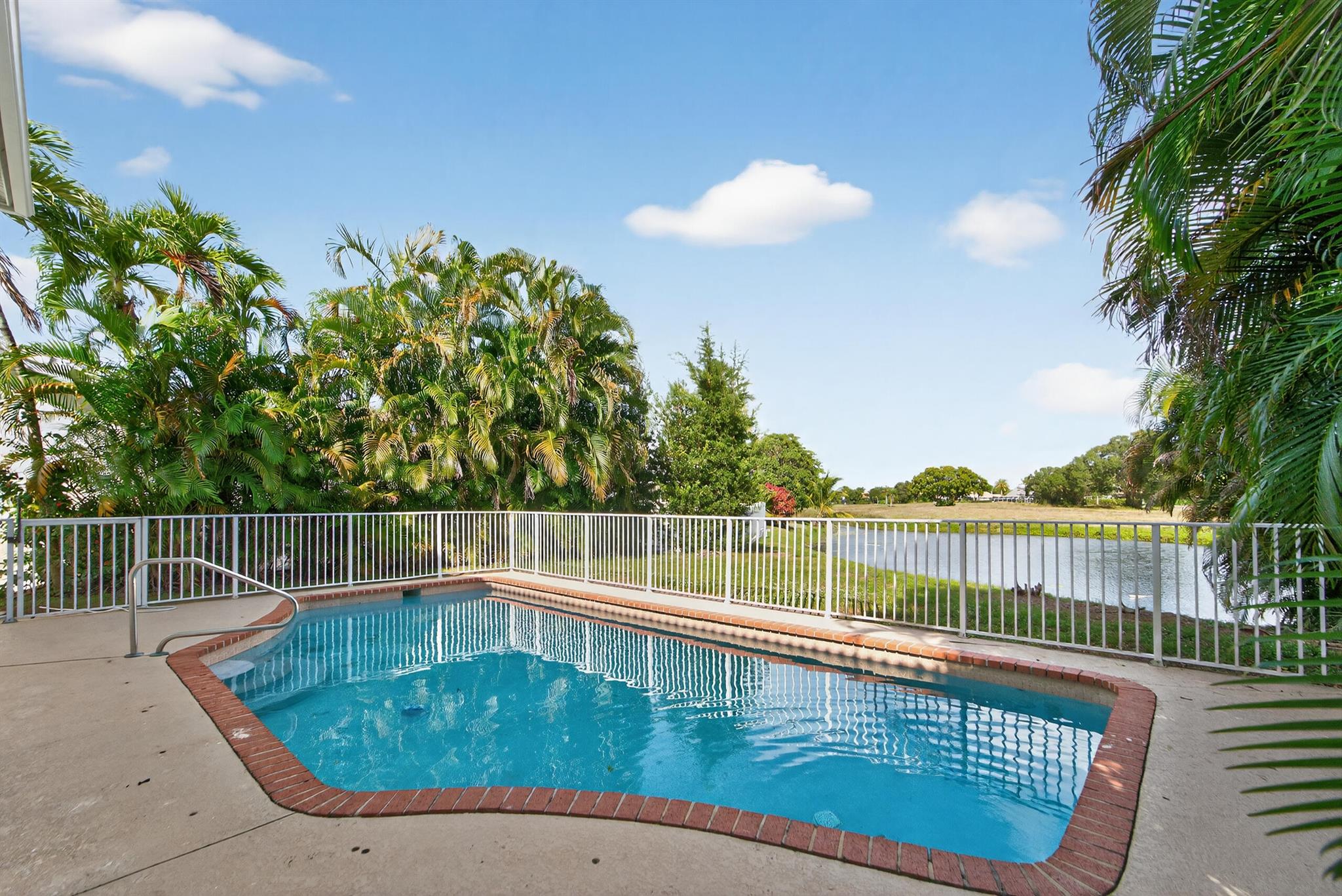 FAIRWAY COVE OF WELLINGTO - Residential