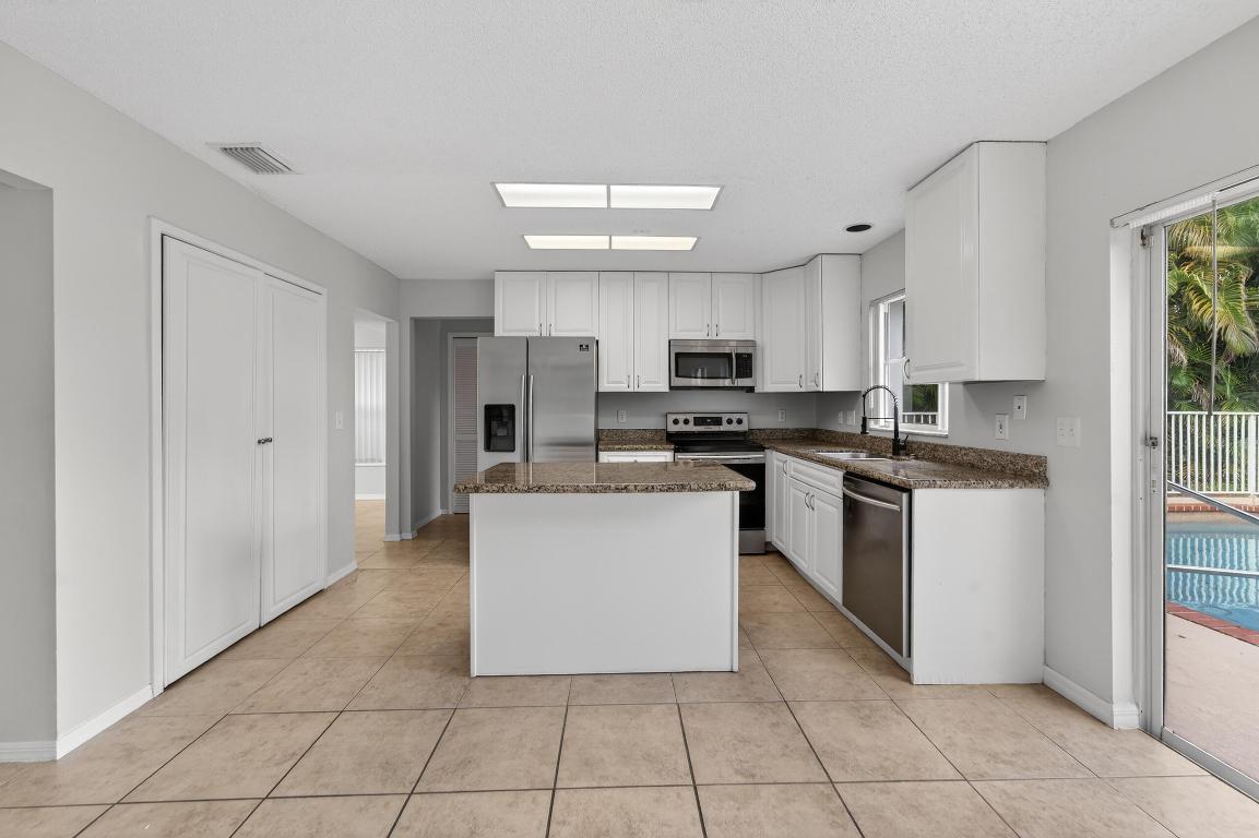 FAIRWAY COVE OF WELLINGTON - Residential