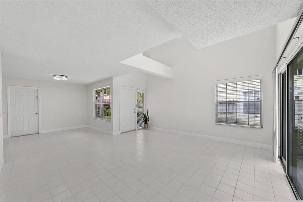 CARRIAGE HOUSES I CONDO - Residential Lease