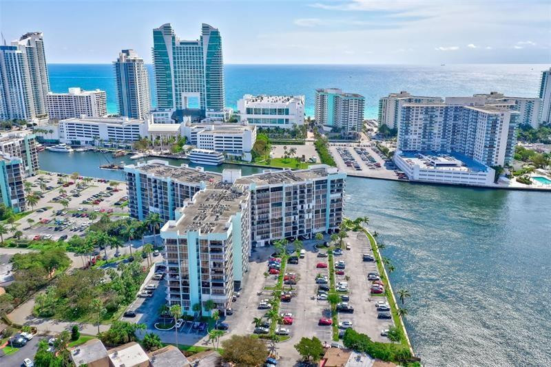 200 LESLIE CONDO - Residential