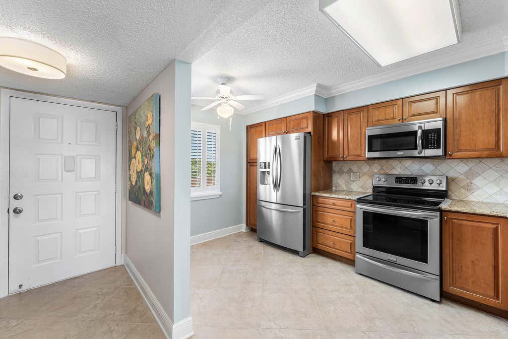 Photo of 7076 Huntington Lane #502, Delray Beach, FL 33446 (MLS # B26062282)