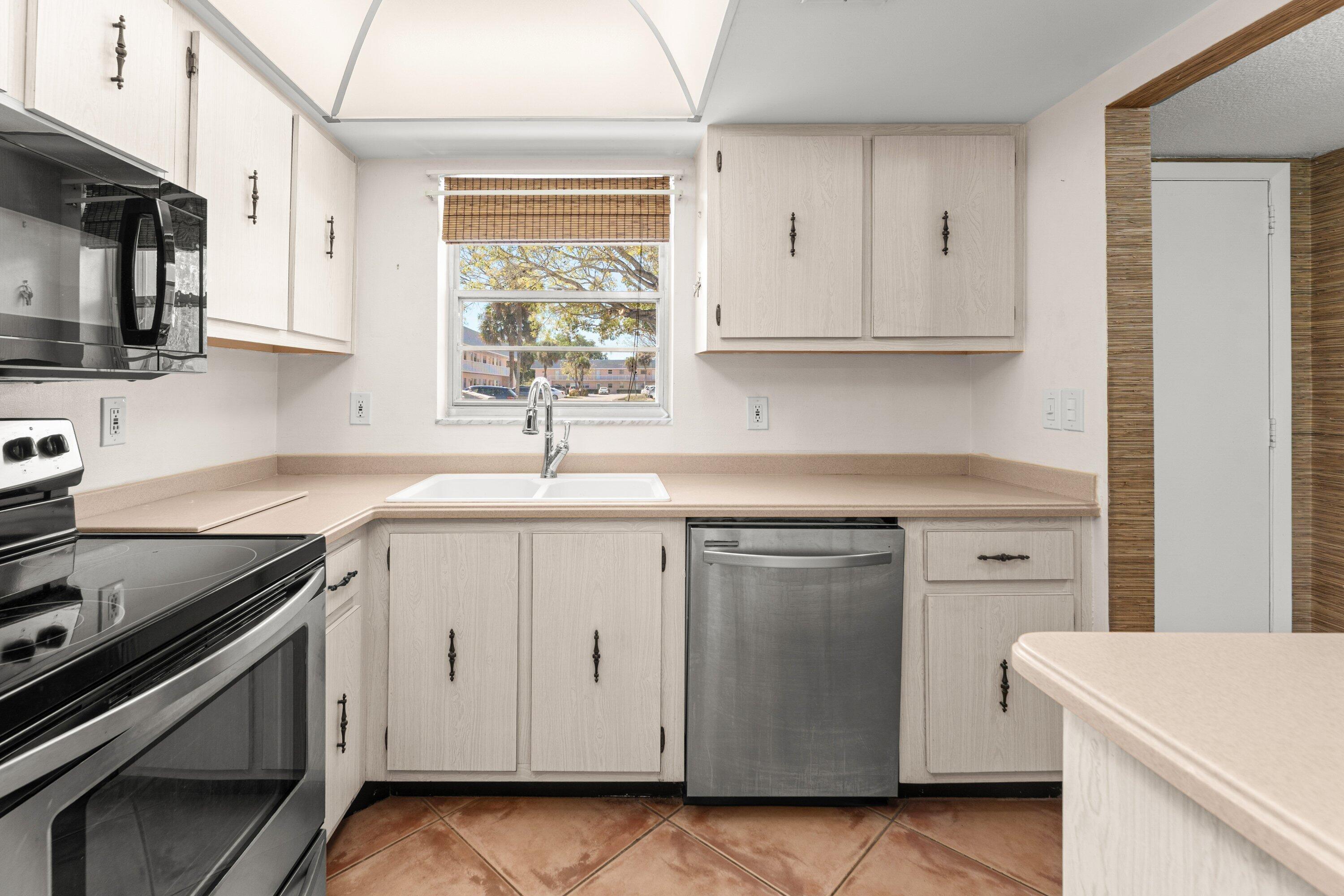 THE LITTLE CLUB CONDO - Residential