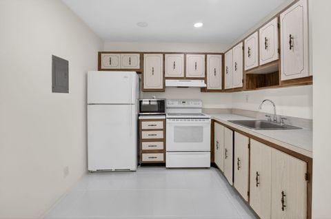 Tiny photo for 265 Burgundy #F, Delray Beach, FL 33484 (MLS # B26038693)