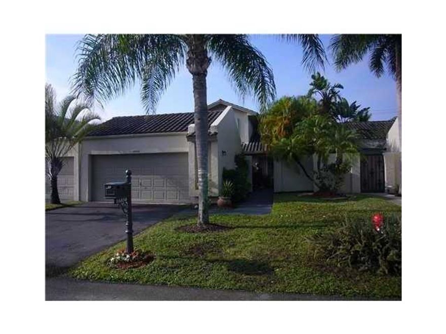 JUST PAINTED AND ROOF CLEANED.SPACIOUS VILLA!LOCATED ON A CUL-DE-SAC. 4 BEDS, 2 1/2 BATHS, 2 STORY HOME.LAMINATED FLOORS ON LIVING, FAMILY AND ROOMS, NO CARPETS, CLEAR & CLEAN, 2 SCREENED PATIOS, BIG MASTER BEDROOM AND BATH DOWNSTAIRS, WITH S PACE FOR A D EN OR GYM ROOM, OPEN KITCHEN WITH BIG ISLE, CAN BE USED FOR BREAKFAST OR INFORMAL DINNING..2 CAR GARAGE ATTACHED..GREAT OPPORTUNITY.