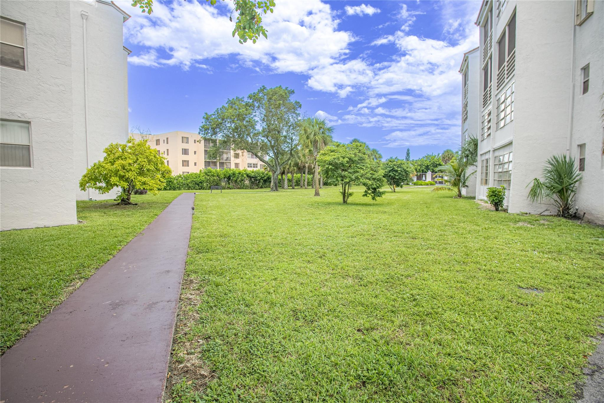 SOMERSET AT LAUDERDALE LA - Residential