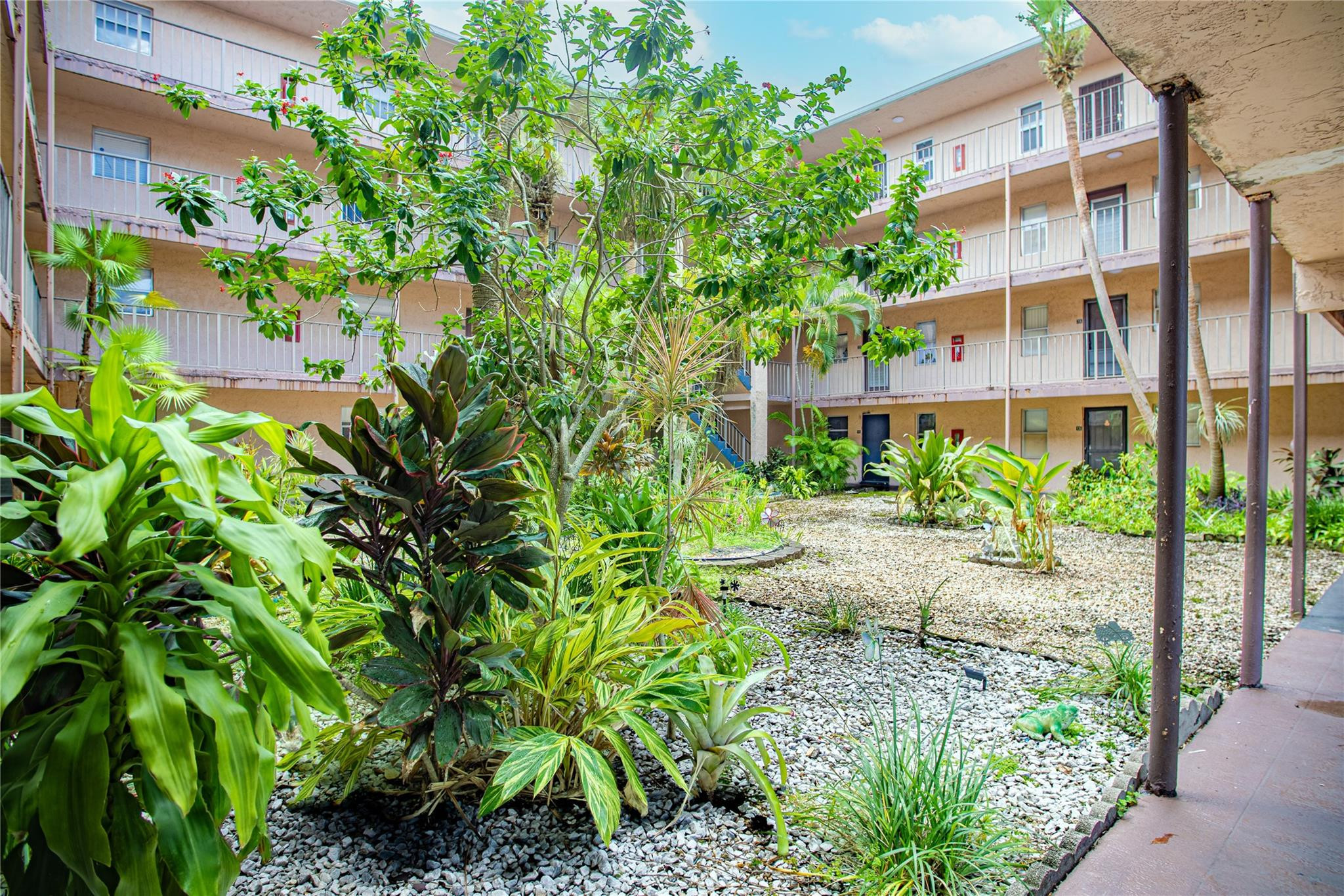 SOMERSET AT LAUDERDALE LA - Residential