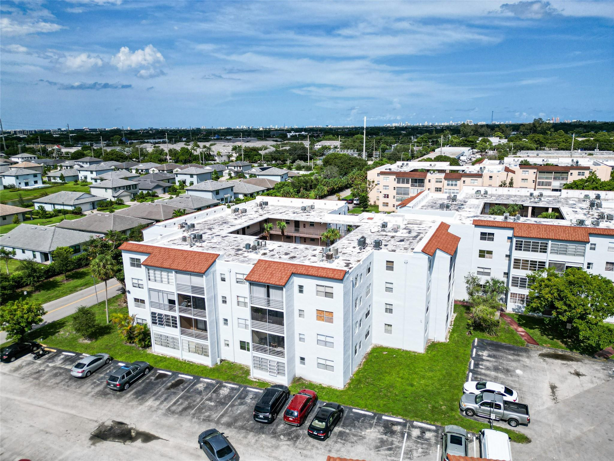 SOMERSET AT LAUDERDALE LA - Residential
