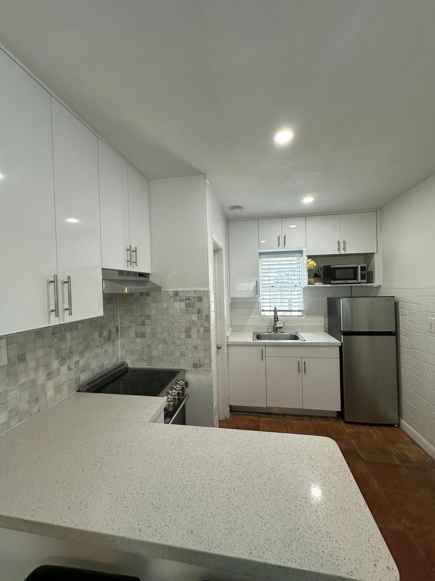 View photos, virtual tours, details... 2703 NE 6TH Lane 2