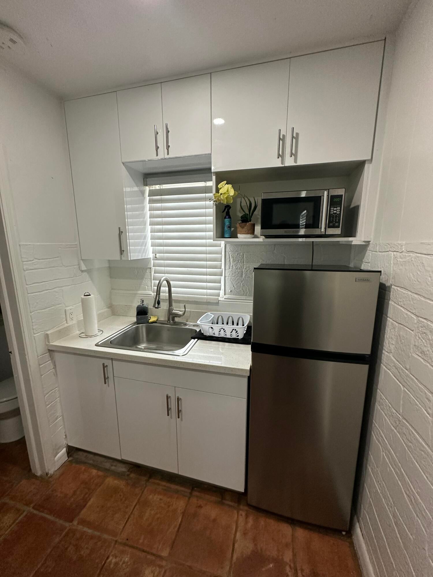 View photos, virtual tours, details... 2703 NE 6TH Lane 2