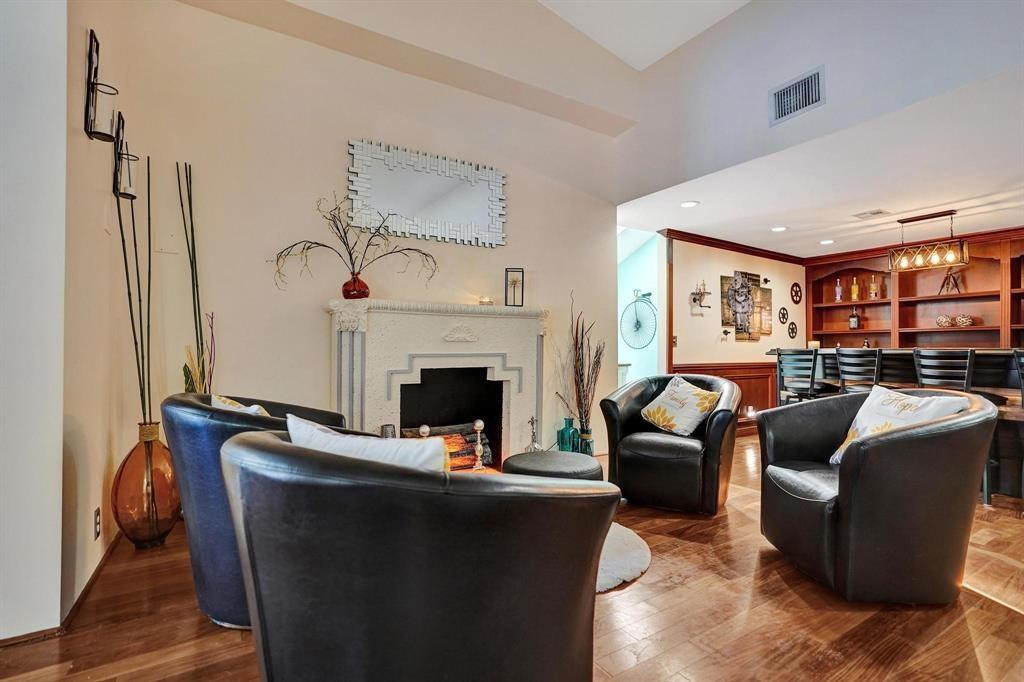 Oak Wood 80-39 B - Residential