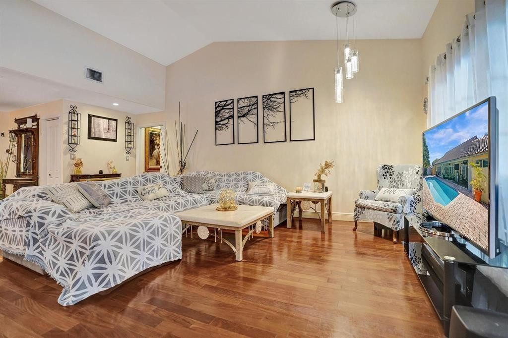 Oak Wood 80-39 B - Residential