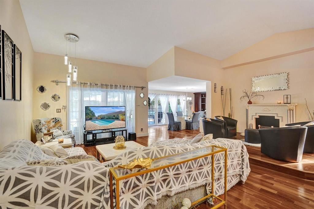 Oak Wood 80-39 B - Residential