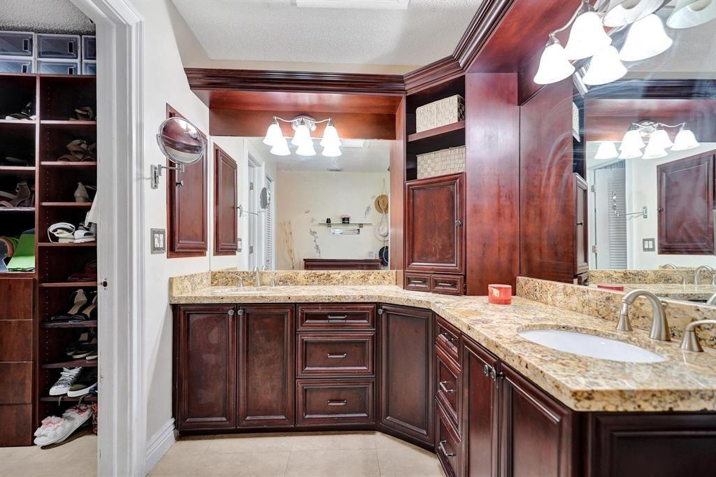 Oak Wood 80-39 B - Residential